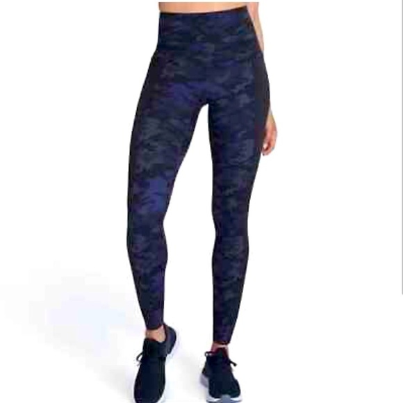 Spanx Sara Blakely Booty Boost Active Printed Leggings SZ Small Purple Geo Camo - Picture 1 of 14